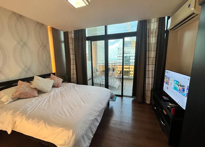 Appleone Ayala With Balcony *
