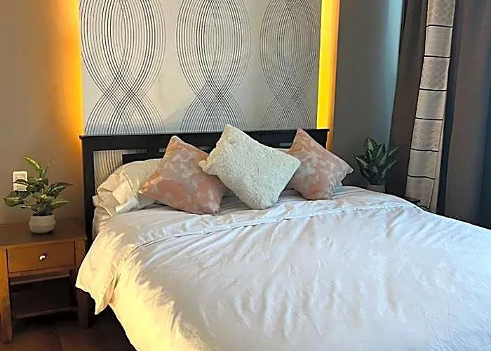 Appleone Ayala With Balcony *